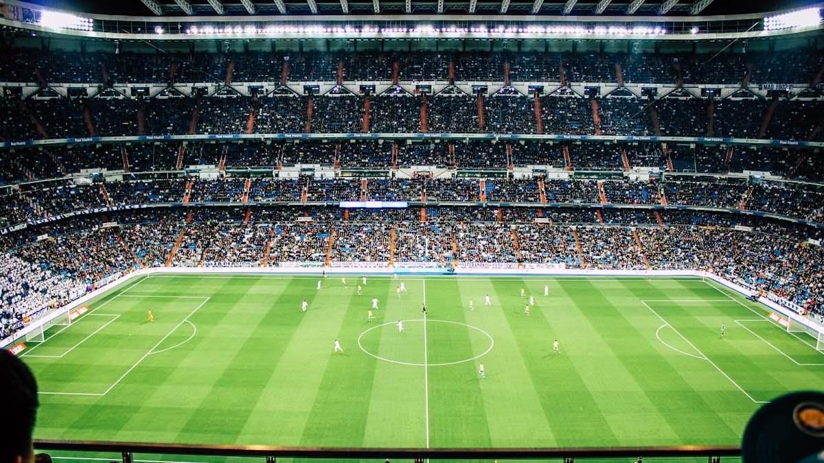 奥运会闭幕式上，所有运动员齐聚一堂，烟花漫天绽放的宏大场景